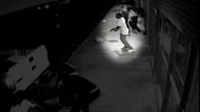 Cette image de vidéosurveillance laisse apparaître Tyrone Harris une arme à la main ce qui accrédite la thèse de la police après les affrontements de Ferguson dimanche  