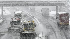 Des engins déneigent l'A43, entre Lyon et Chambéry, le 1er décembre 2017. 