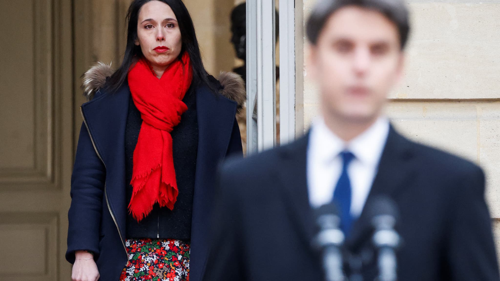 Fanny Anor derrière Gabriel Attal à Matignon le 9 janvier 2024