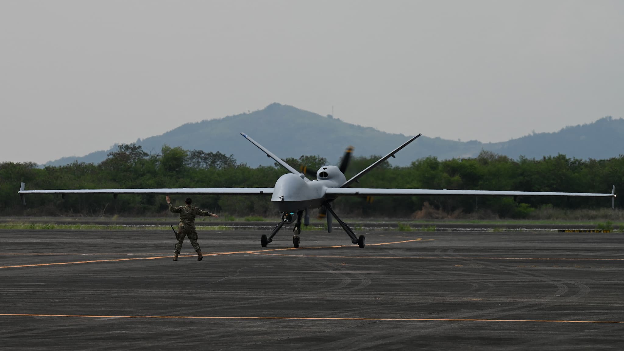 A U.S. soldier guides the MQ-9 Reaper drone as it lands in the Subic Bay Free Trade Zone, April 23, 2023, as part of the joint U.S.-Philippine military exercise "shoulder" (Photo d'illustration)

