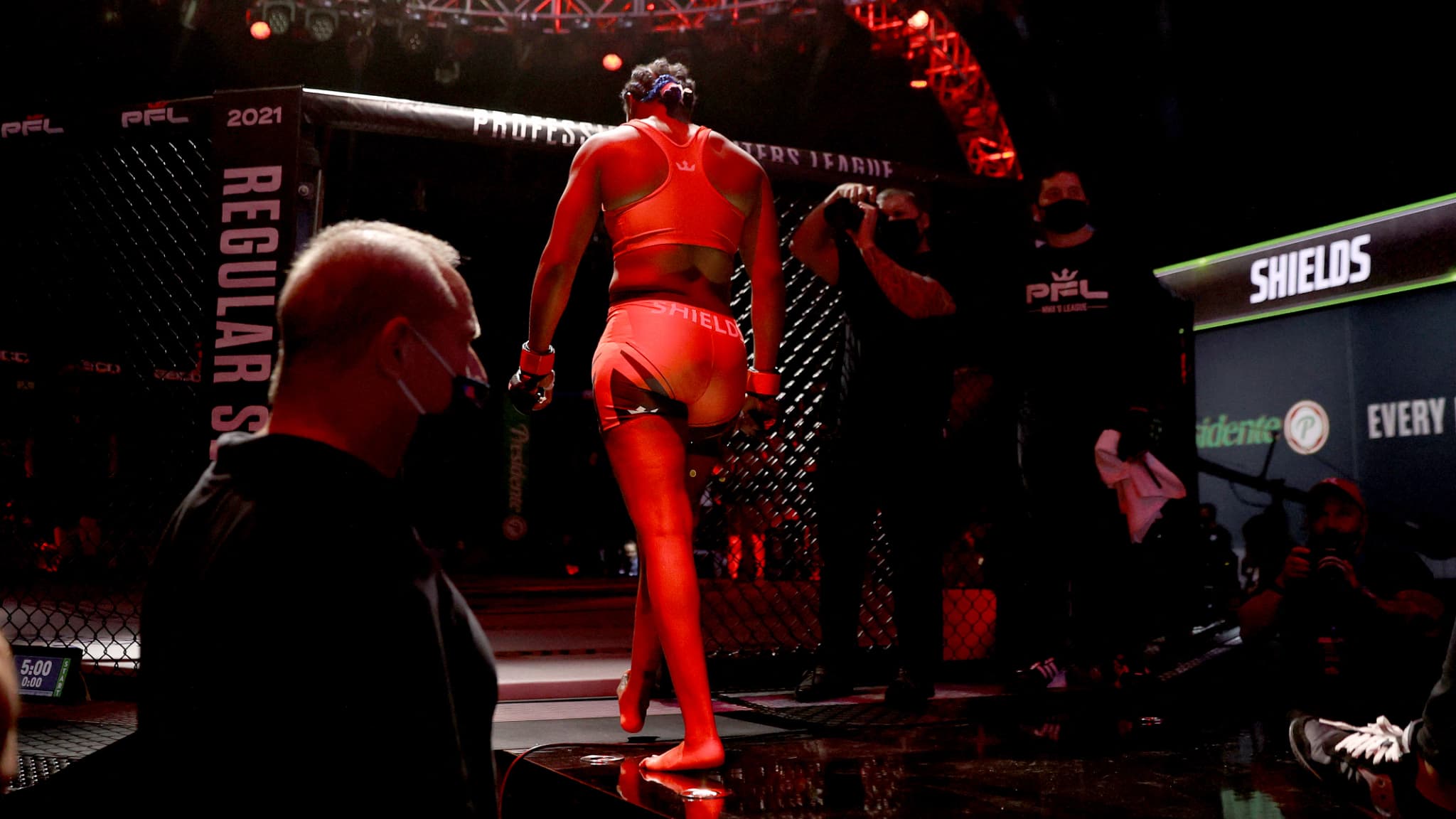 Claressa Shields monte dans la cage pour son premier combat de MMA en juin 2021 Claressa Shields monte dans la cage pour son premier combat de MMA en juin 2021