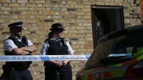 Des policiers se tiennent près du domicile où a été trouvé le corps non-identifié, dans le sud-ouest de Londres, le 22 septembre 2017. 