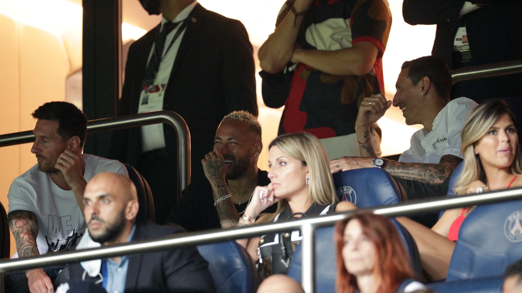 Messi, Neymar et Di Maria en tribune au Parc des Princes Messi, Neymar et Di Maria en tribune au Parc des Princes
