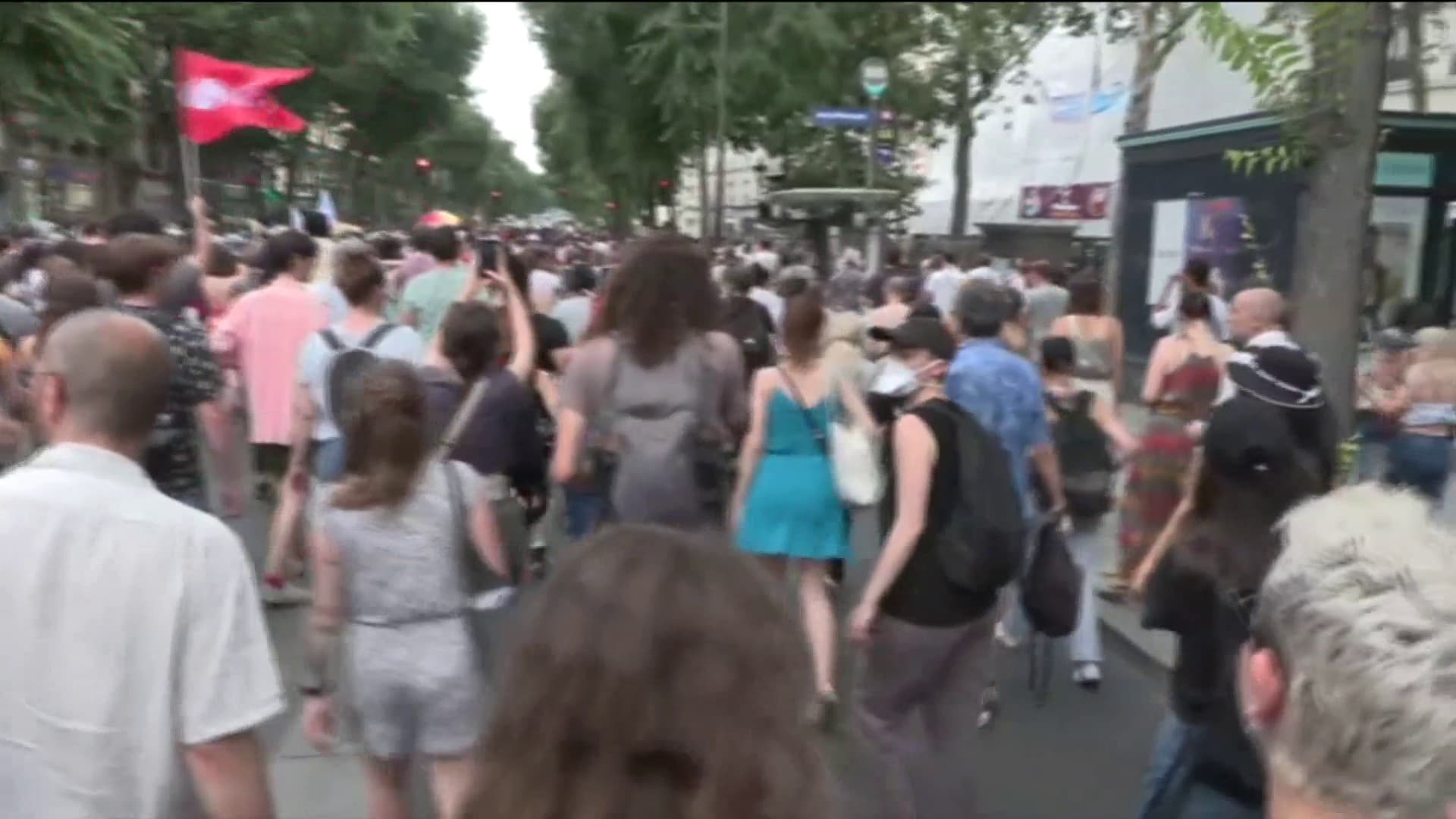 Des manifestants marchent boulevard Magenta à Paris en hommage à Adama Traoré, malgré l'interdiction de manifester, le 8 juillet 2023