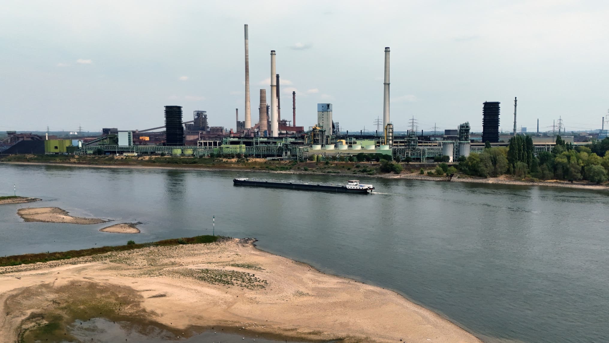 Le coût du transport par péniche citerne de Rotterdam à Karlsruhe a plus que triplé en un mois: les niveaux d'eau historiquement bas du Rhin coûtent très cher aux industriels