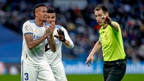 Eder Militao ne comprend pas une décision de l'arbitre