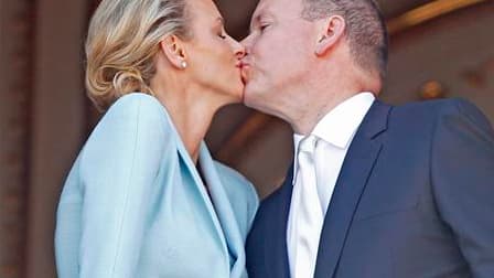 Albert II de Monaco a épousé civilement vendredi Charlene Wittstock dans la salle du trône du palais princier, offrant un moment de faste à une principauté à la recherche d'un second souffle. /Photo prise le 1er juillet 2011/REUTERS/Eric Gaillard