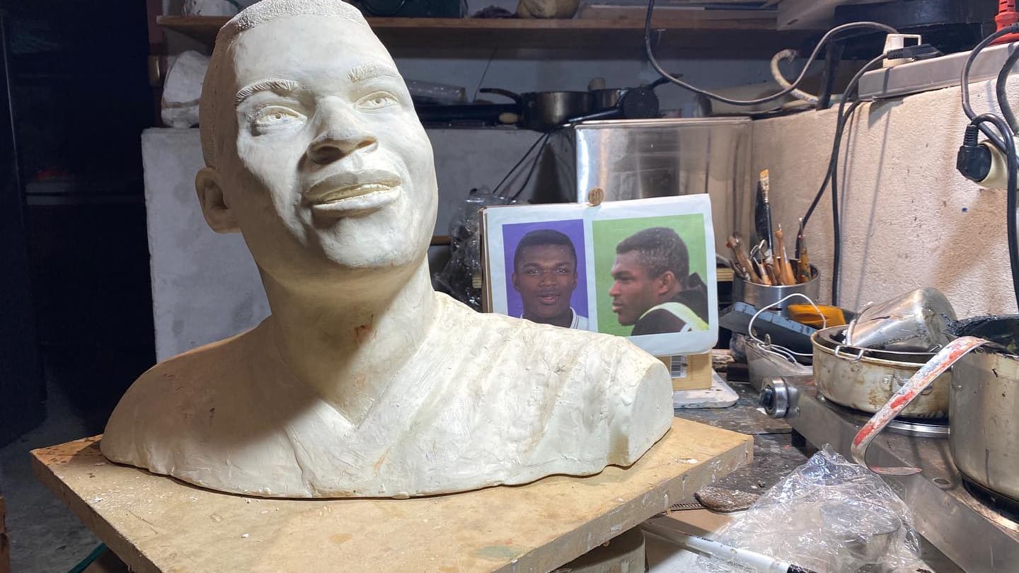 Le buste de Marcel Desailly, destiné à figurer sur la statue de Bernard Tapie Le buste de Marcel Desailly, destiné à figurer sur la statue de Bernard Tapie