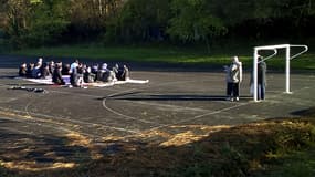 Des fidèles prient sur un terrain de handball prêté par la mairie de Lagny-sur-Marne, après la fermeture de la mosquée.