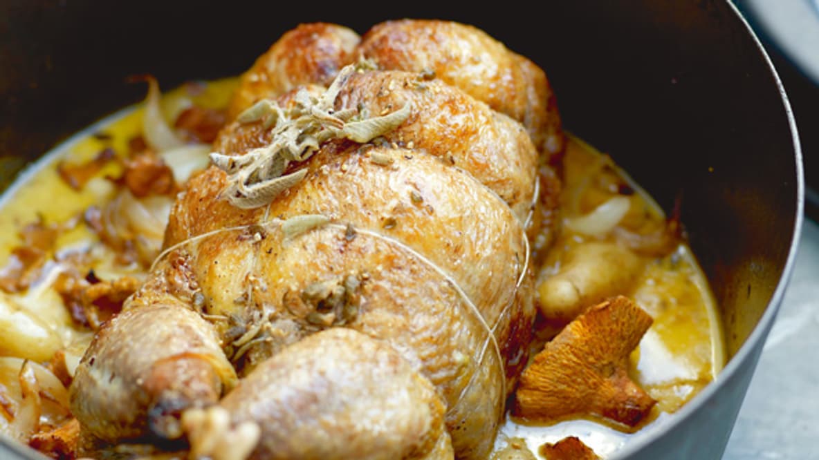 Pintade aux pommes de terre grenaille, girolles et sauge : toutes les