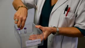 Présentation de doses de vaccins Pfizer-BioNTech lors du début des vaccinations à l'hôpital de Sevran le 27 décembre 2020