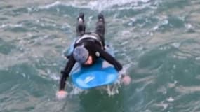 Le véliplanchiste Vianney Destombes sur sa planche dans la Manche