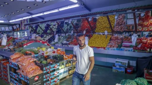 Un Palestinien travaille dans un marché de produits frais dans le quartier de Wadi al-Joz, à Jérusalem-Est occupée, le 3 juin 2020 Un Palestinien travaille dans un marché de produits frais dans le quartier de Wadi al-Joz, à Jérusalem-Est occupée, le 3 juin 2020