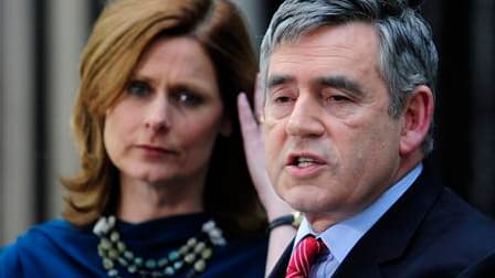 Lors d'un discours en présence de sa femme Sarah devant le 10, Downing Street, le Premier ministre Gordon Brown a annoncé sa démission, suite aux élections législatives du 6 mai remportées par les conservateurs de David Cameron. /Photo prise le 11 mai 201