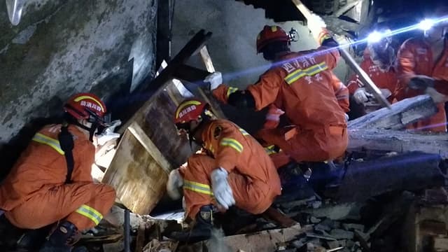 Les secouristes cherchent les survivants après le séisme qui a frappé le Sichuan.