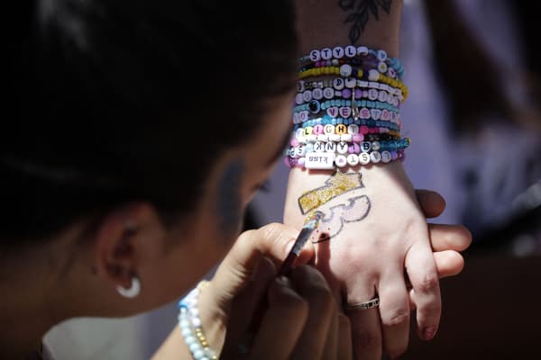Une fan de Taylor Swift portant des bracelets d'amitié à Buenos Aires, avant le concert de la chanteuse le 9 novembre 2023.
