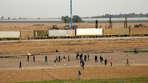 Des palestiniens protestent près de la frontière avec Israël, le 10 décembre 2017