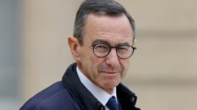 Le ministre de l'Intérieur, Bruno Retailleau, quitte le conseil des ministres hebdomadaire au palais présidentiel de l'Élysée à Paris, le 16 avril 2025