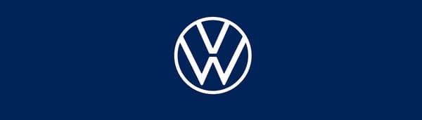 Dévoilé fin 2019, le nouveau logo VW se veut une version légèrement épurée de la version antérieure 