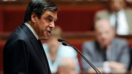 Le Premier ministre François Fillon devant les députés pour solliciter leur feu vert à une poursuite de l'intervention de l'armée française en Libye. Le gouvernement a aisément obtenu l'autorisation du Parlement avec pour objectif de faire plier le régime