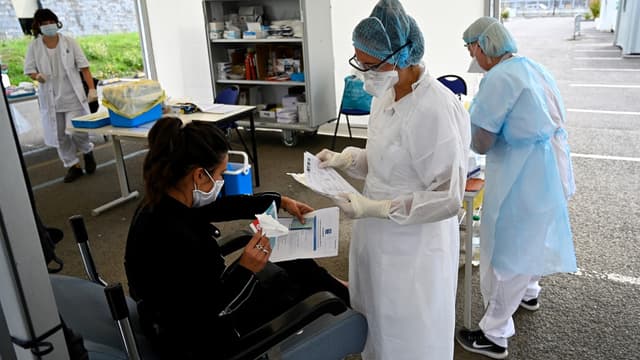 Une équipe médicale à un drive test de dépistage à Rennes le 7 septembre 2020.