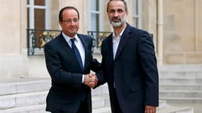 François Hollande recevant le chef de l'opposition syrienne Ahmad Moaz al-Khatib à l'Elysée. L'opposition syrienne désignera un ambassadeur de la Syrie en France, a annoncé le président français, quatre jours après avoir reconnu la légitimité de la nouvel