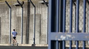 Un homme s'est pendu à l'aide de ses lacets dans sa cellule