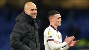 Pep Guardiola souriant à côté de Phil Foden après un match de Manchester City, décembre 2023