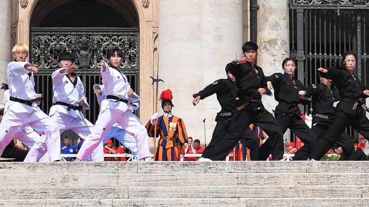 Leçon de taekwondo pour le pape François  -