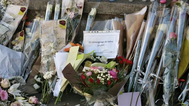 Devant le collège-lycée juif Ozar Hatorah de Toulouse, mardi, au lendemain de la tuerie ayant fait quatre victimes (un adulte et trois enfants). "La République a des questions à se poser" après les tueries de Montauban et Toulouse, a affirmé dimanche Fran