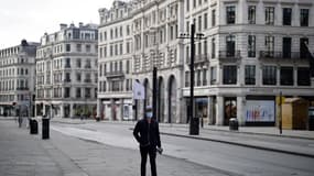 Un passant dans les rues de Londres le 2 avril 2020