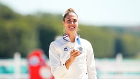 Elodie Clouvel célèbre sa médaille d'argent sur pentathlon moderne aux JO de Paris, le 11 août 2024