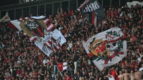 Des supporters niçois à l'Allianz Riviera lors du match entre Nice et Brest, le 17 mai 2025.
