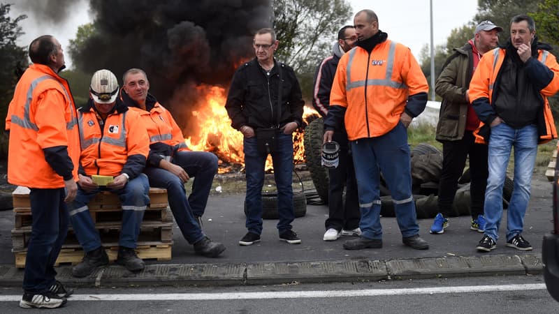 Des feux de pneus ont été allumés devant les entrées du site d'Aulnoye-Aymeries où une centaine de salariés attendent devant l'entrée principale, dans le calme. 