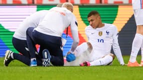 Kylian Mbappé au sol lors de Suède-France, le 5 septembre 2020