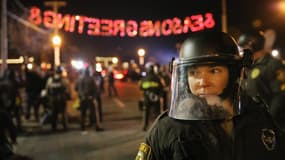 La police anti-émeute a fait face à des manifestants en colère, pour la deuxième nuit consécutive à Ferguson, dans l'Etat du Missouri, aux Etats-Unis.
