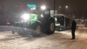 À Vélizy-Villacoublay dans les Yvelines, un tracteur tire un tramway bloqué par la neige - Témoins BFMTV