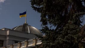 Un drapeau ukrainien flottant sur le bâtiment de la Verkhovna Rada, à Kiev, en Ukraine, le 23 août 2024.