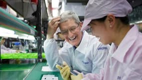 Tim Cook, le patron d'Apple, a posté sur Twitter cette photo de lui visitant les usines de Foxconn, son plus gros sous-traitant chinois.