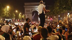 Des supporters de l'équipe d'Algérie sur les Champs-Élysées dimanche soir. -