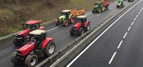 Des agriculteurs manifestent et bloquent la N10 - Témoins BFMTV