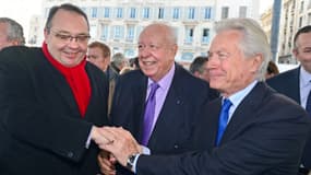 Patrick Mennucci (G) et Eugène Caselli (D) entourent l'actuel maire de Marseille, l'UMP Jean-Claude Gaudin le 2 mars 2013.