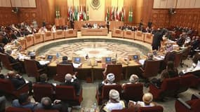 La Ligue arabe, dont les ministres des Affaires étrangères tenaient réunion au Caire samedi, a suspendu la Syrie et demandé à l'armée syrienne de cesser de tuer des civils. /Photo prise le 12 novembre 2011/REUTERS/Asmaa Waguih