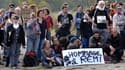 Des manifestants prennent la pose lors de la marche vers Sivens, organisée à la mémoire de Rémi Fraisse, tué il y a un an. 