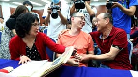 Mao Yin, entouré de ses parents biologiques, à Xian, en Chine, le 18 mai 2020.