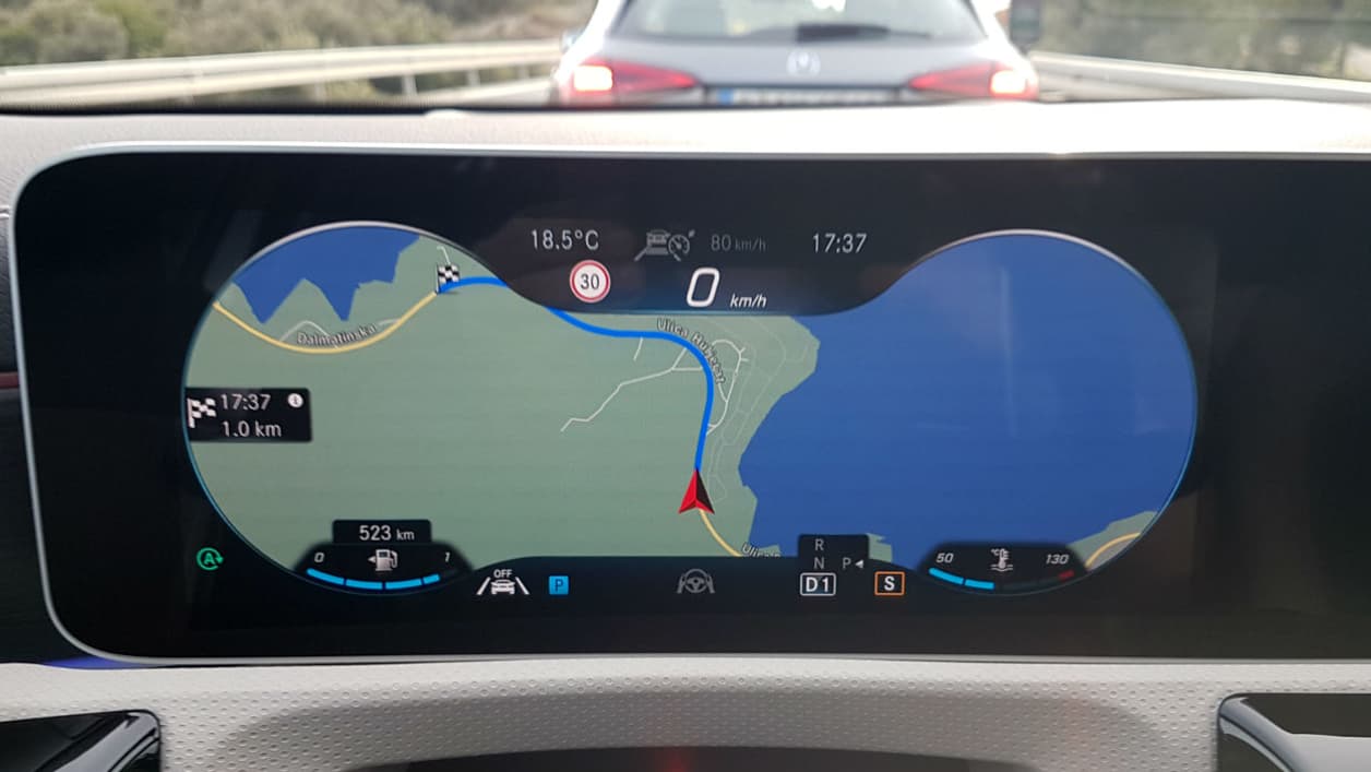 L'écran des compteurs est entièrement personnalisable: on peut vraiment mettre les infos de son choix sur les trois zones ou avoir la navigation et juste un indicateur de vitesse.