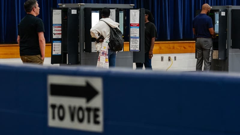 Élection américaine: des bureaux de vote brièvement fermés après des alertes à la bombe, la Russie mise en cause