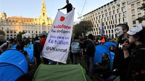 Les "indignés" londoniens, dont plusieurs centaines campent depuis six jours sur le parvis de la cathédrale St Paul, ont érigé samedi un nouveau campement dans le quartier financier de la capitale britannique. /Photo prise le 22 octobre 2011/REUTERS/Toby