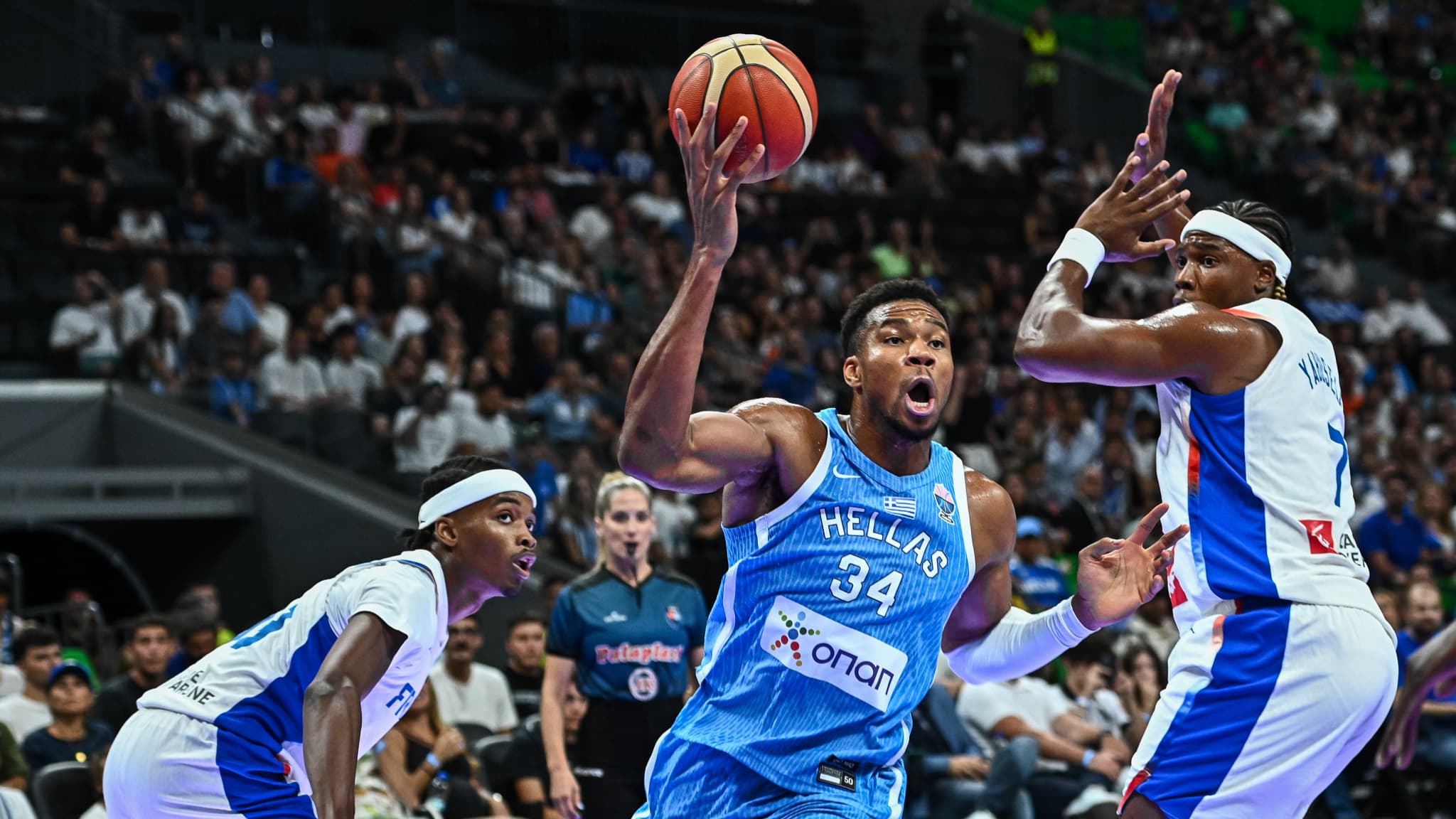 Giannis Antetokounmpo monte au panier avec la Grèce avant l'EuroBasket, le 24 août 2025