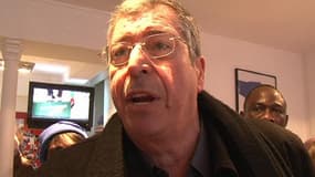 En colère, Patrick Balkany pique la caméra de BFMTV dans sa permanence de Levallois